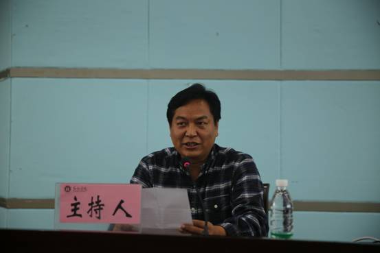 校长助理张灿邦主持会议