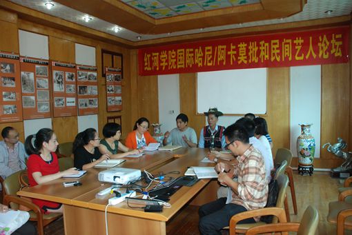 杨六金教授向参会人员介绍莫批和民间艺人