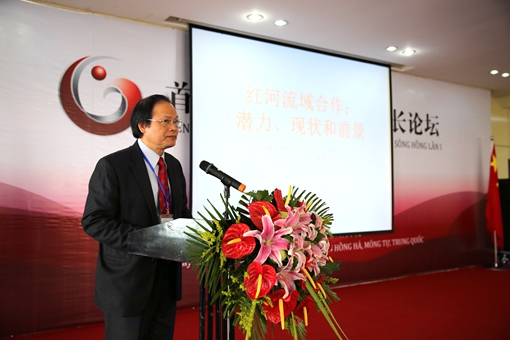 越南河内社科文大学校长阮文庆进行主旨发言